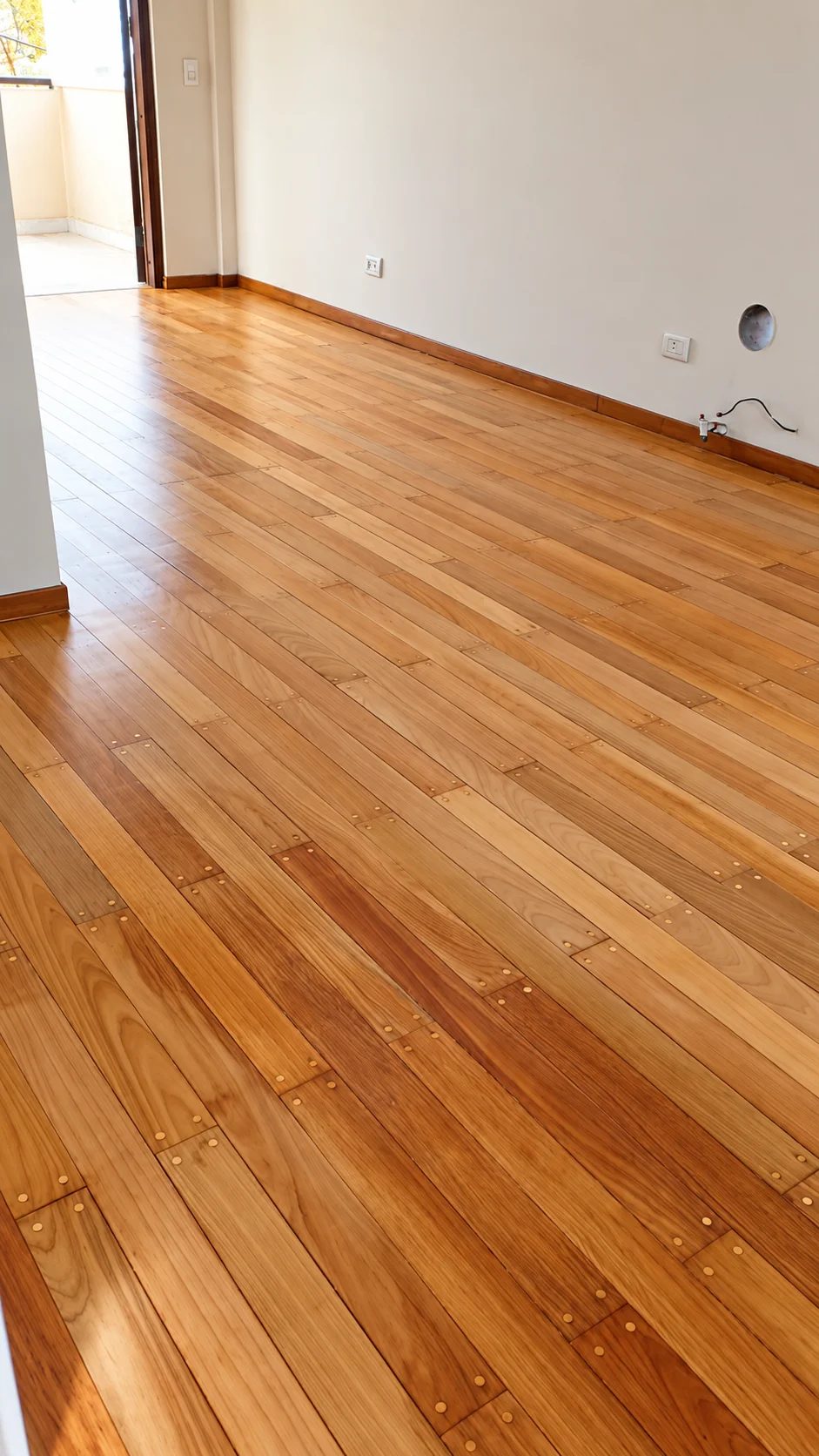 Piso de madera pulido y restaurado